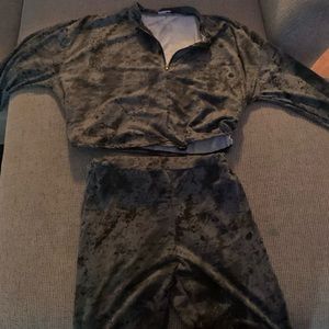 Same as picture except it’s long sleeve set